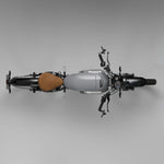 #tank_réservoir_gris_seat_selle_camel_mudguards_garde-boues_noirs_et_inserts_en_fibre_de_carbone