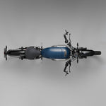 #tank_réservoir_maeving_bleu_seat_selle_noir_mudguards_garde-boues_noirs_et_inserts_en_fibre_de_carbone